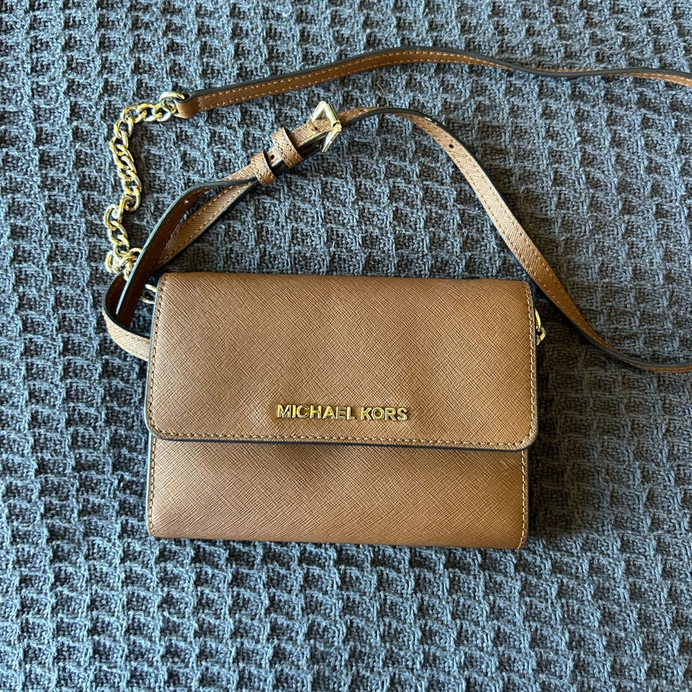 Michael Kors - Crossbody Wallet on a Chain